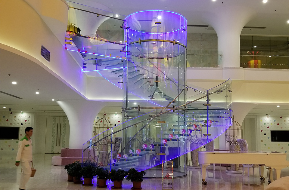 广州酒店-旋转式全玻璃楼梯