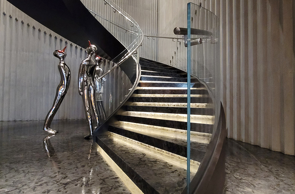 长沙W酒店大堂旋转楼梯玻璃扶手