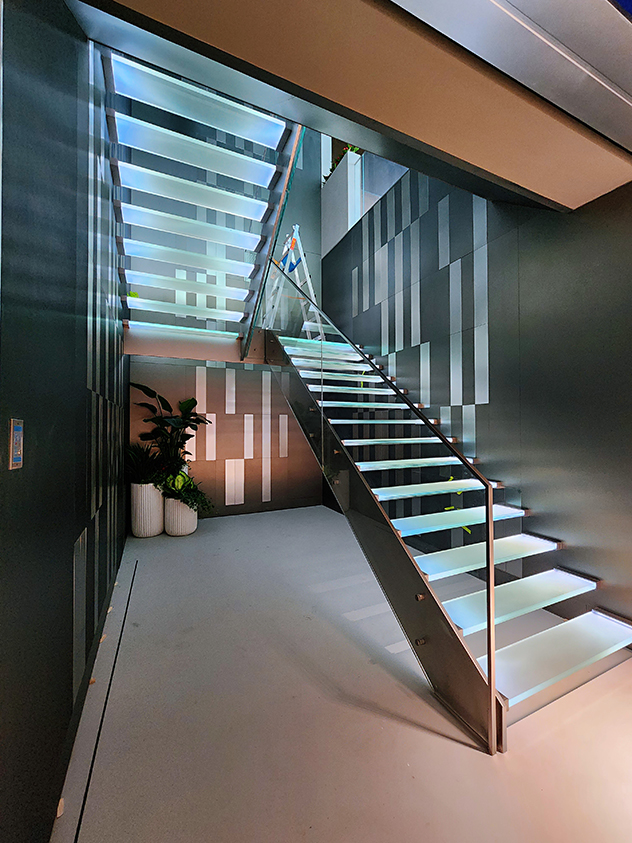 钢玻璃楼梯 玻璃悬浮楼梯 发光楼梯