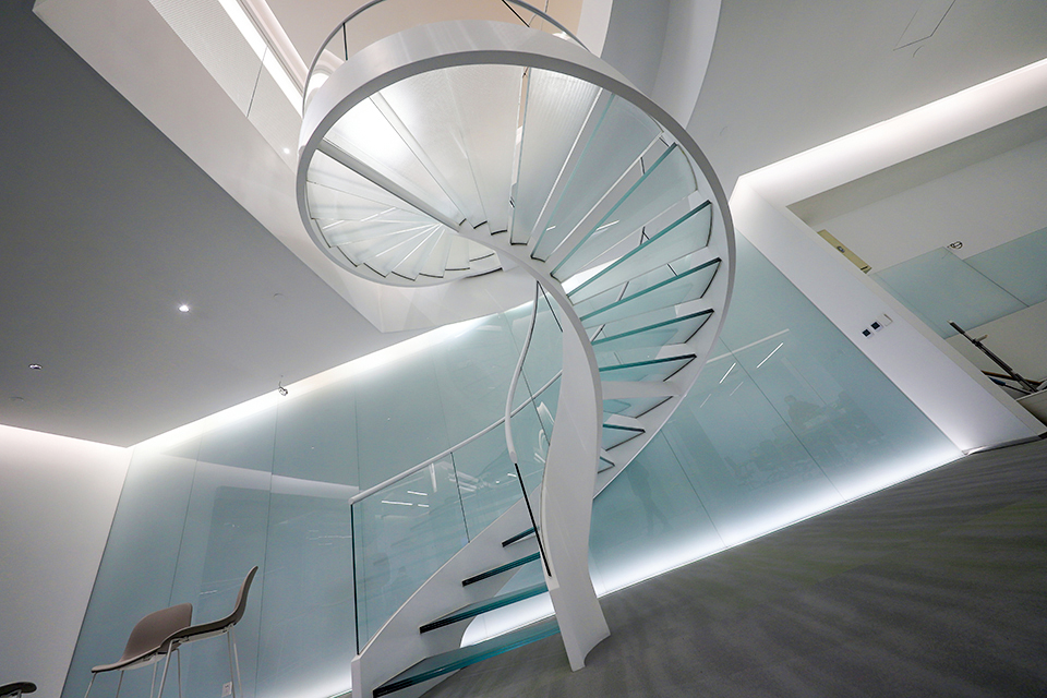 玻璃旋转楼梯-北京米座中心办公楼精美呈现！