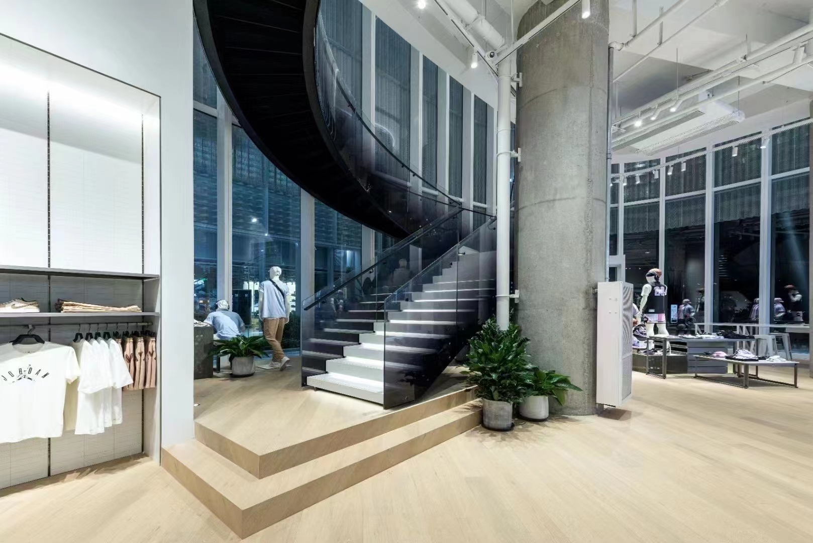 广州乔丹专卖店-钢结构弧形玻璃楼梯
