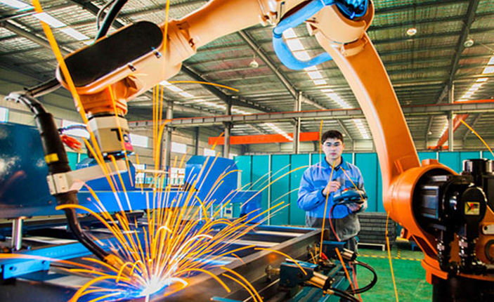 公司引進自動焊接機器人促生產